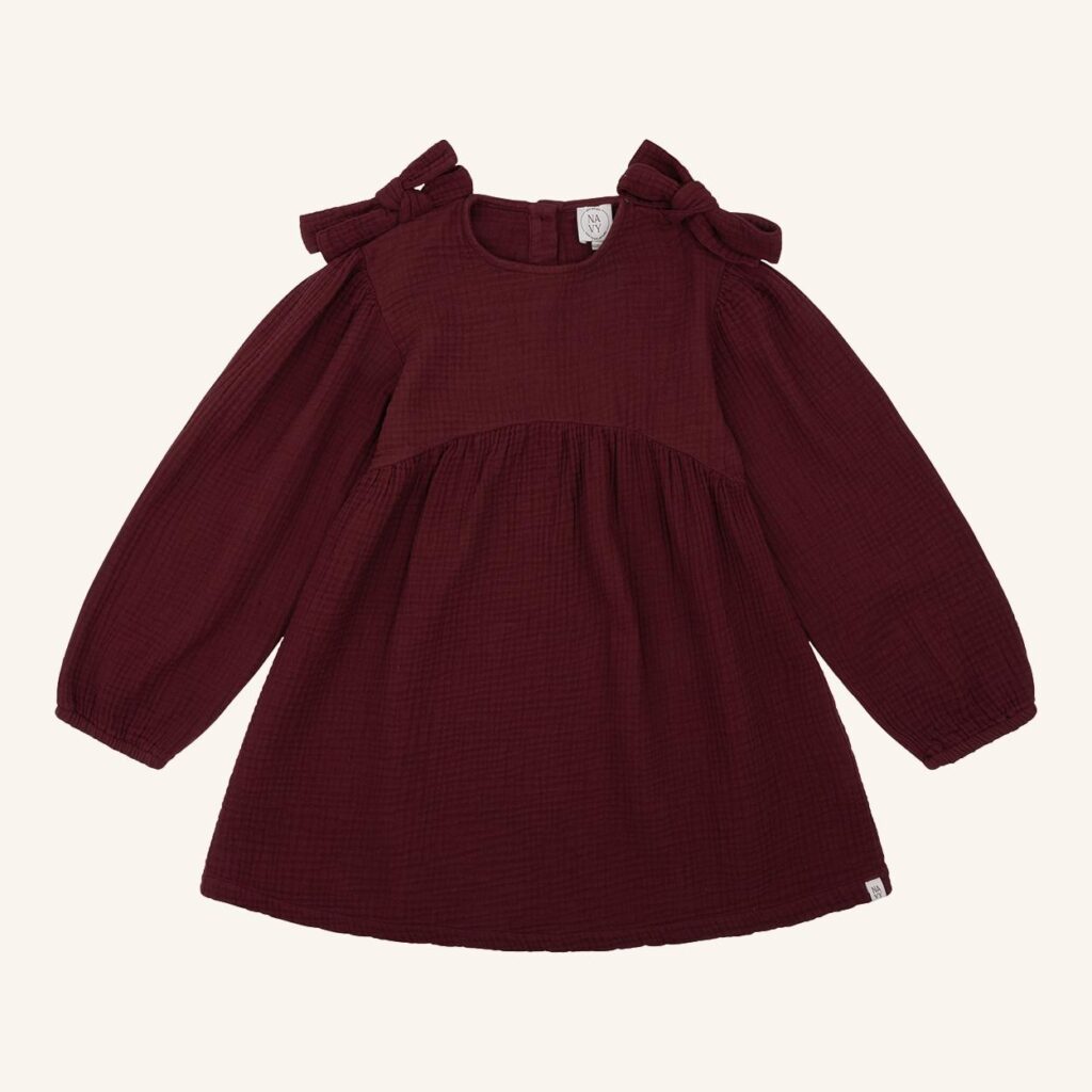 Fransje-Kleid aus burgunderrotem Musselin