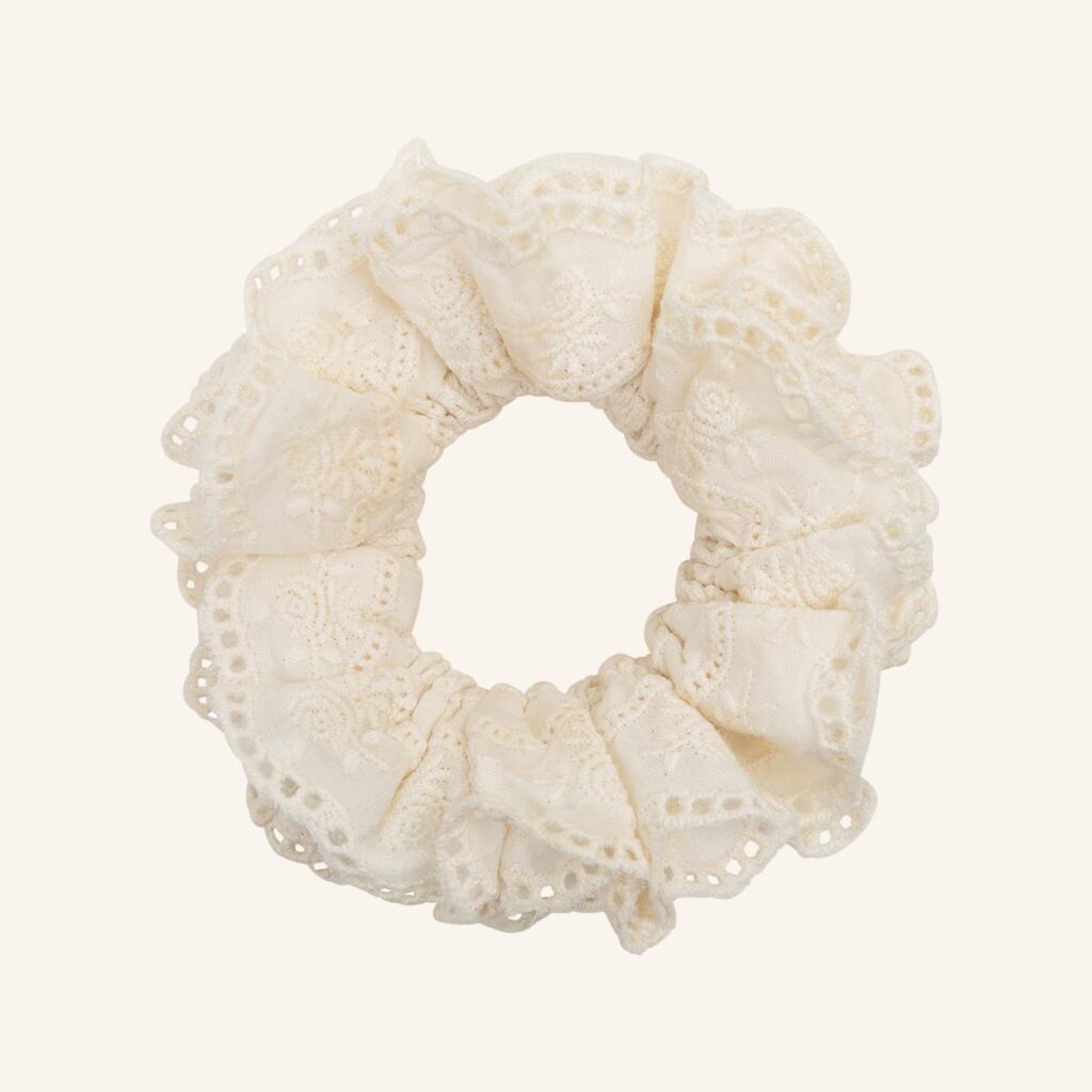 Broderie scrunchie white