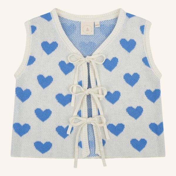 Chaleco azul y blanco con corazón