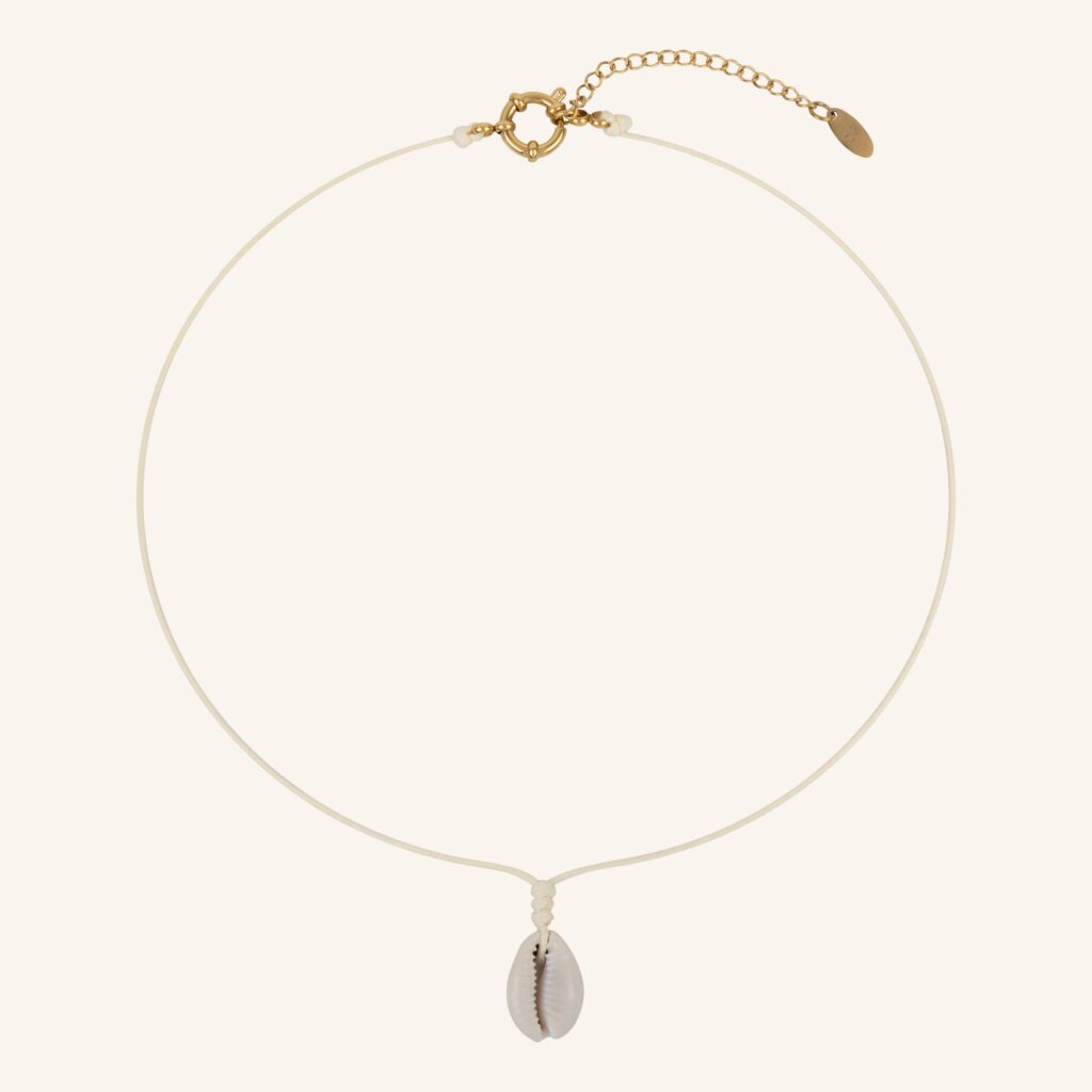 collier de coquillages beige
