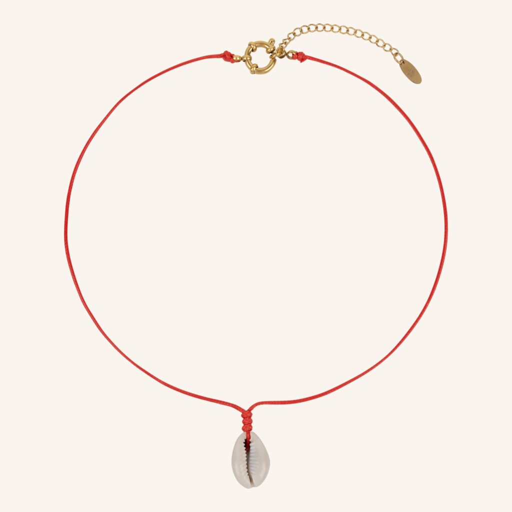 collier de coquillages rouge