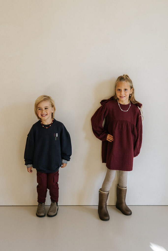 Fransje-Kleid aus burgunderrotem Musselin