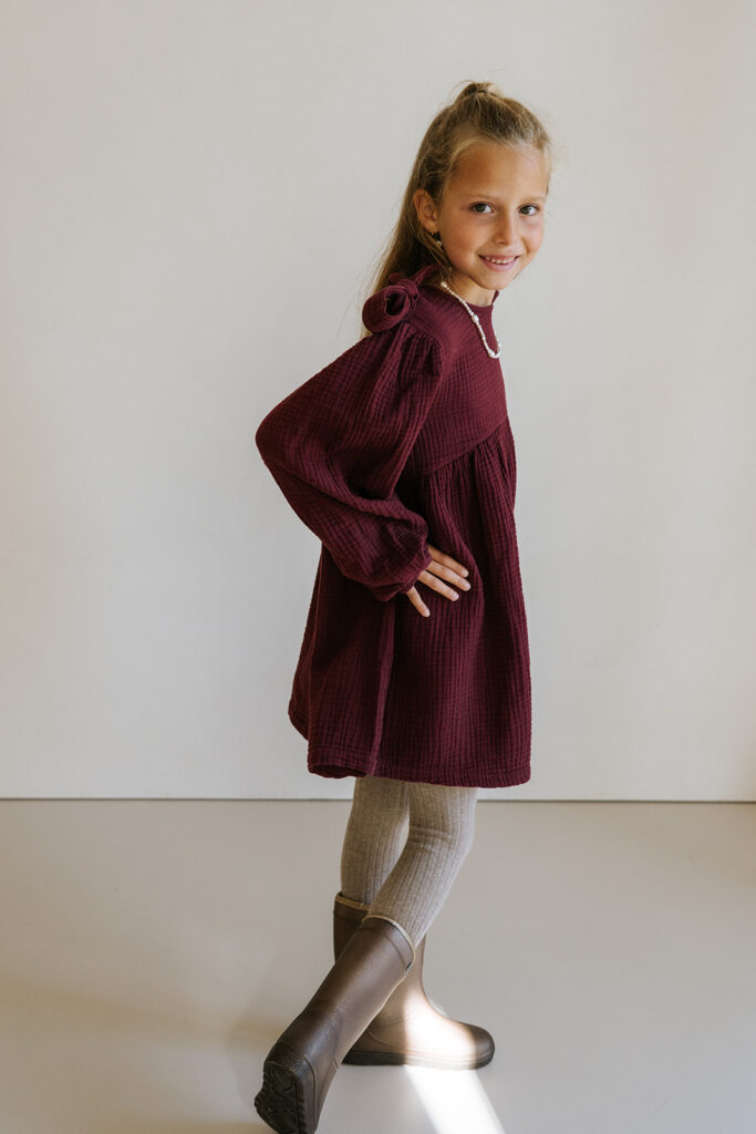 Fransje-Kleid aus burgunderrotem Musselin