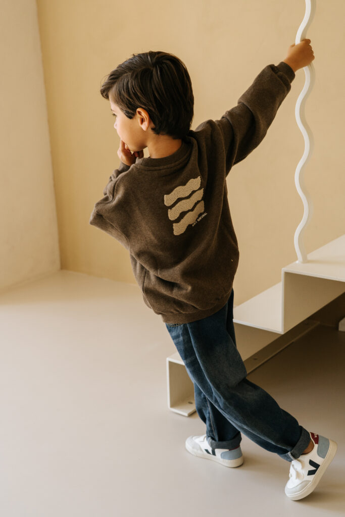Oversized sweater waves brown
