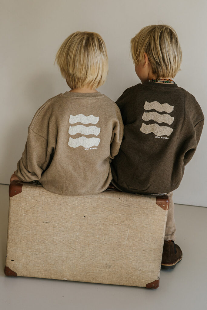 Oversized sweater waves brown