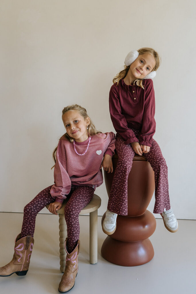 Oversize-Pullover in Rot-Violett mit Glitzer