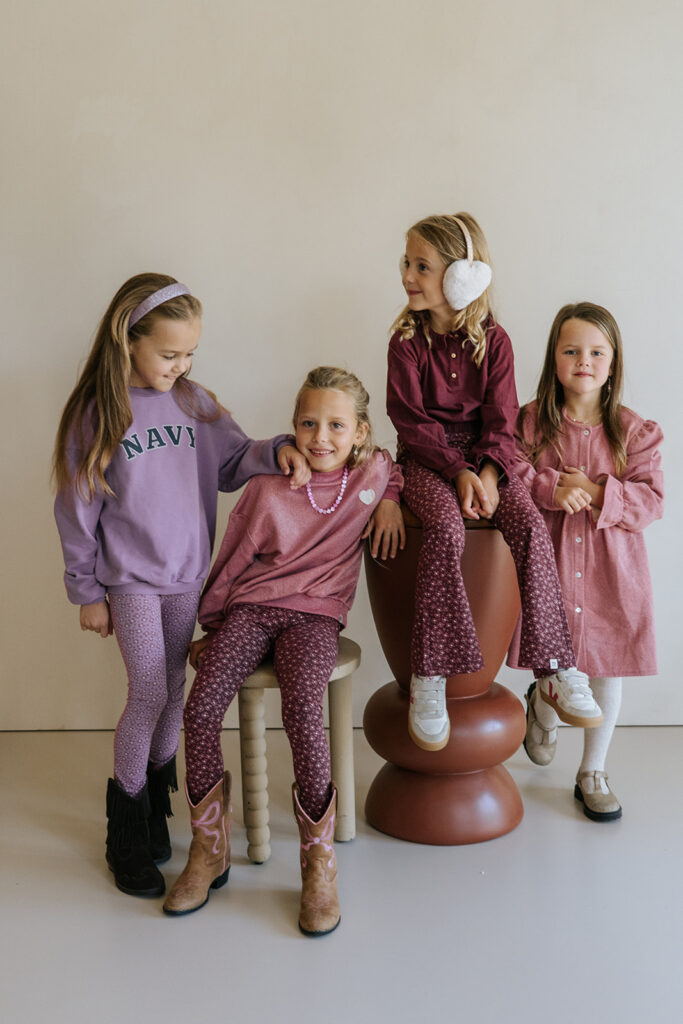 Oversize-Pullover in Rot-Violett mit Glitzer