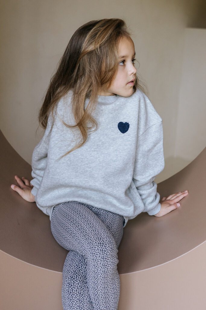 Oversize-Pullover mit grauem Herz