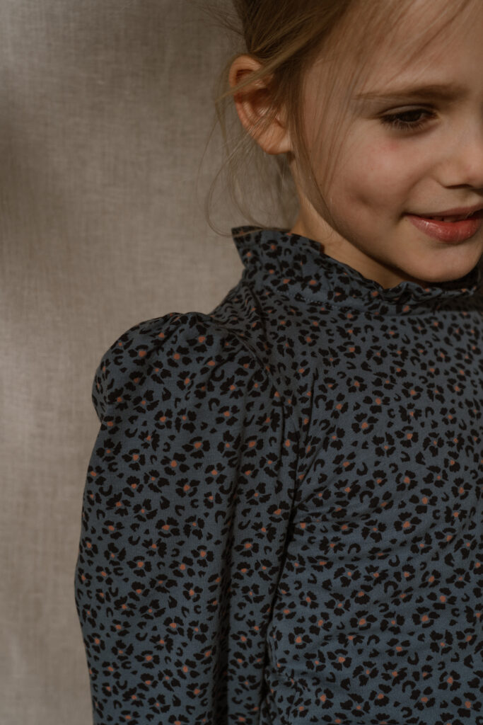 Loulou top navy leopard flower