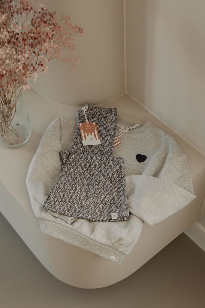 Oversize-Pullover mit grauem Herz