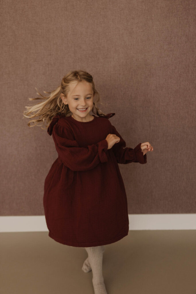 Fransje-Kleid aus burgunderrotem Musselin
